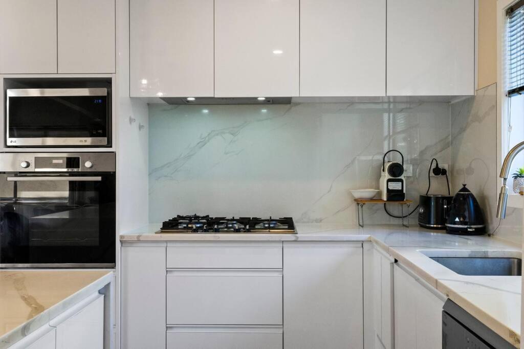 Not Usually Available - Lucky U! Auckland Exteriör bild