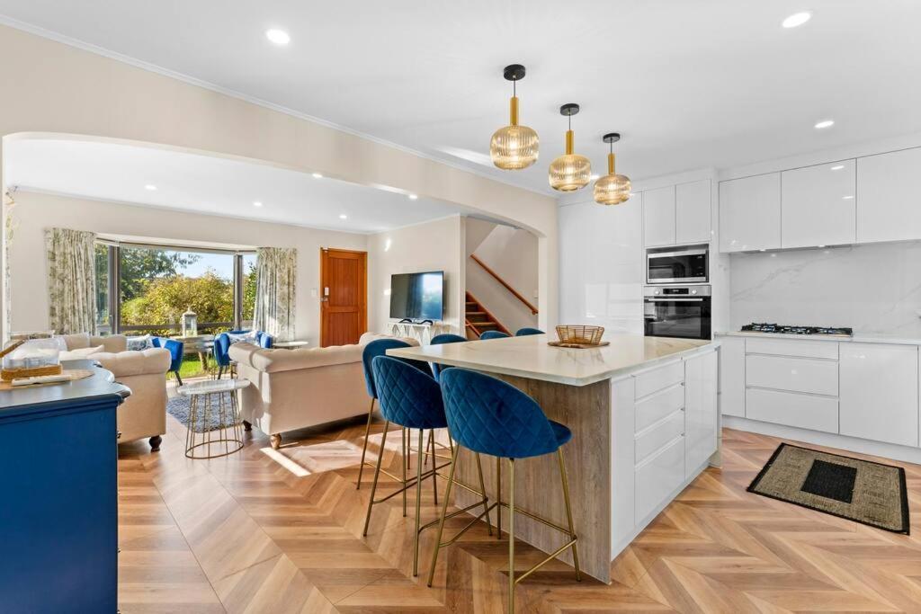 Not Usually Available - Lucky U! Auckland Exteriör bild