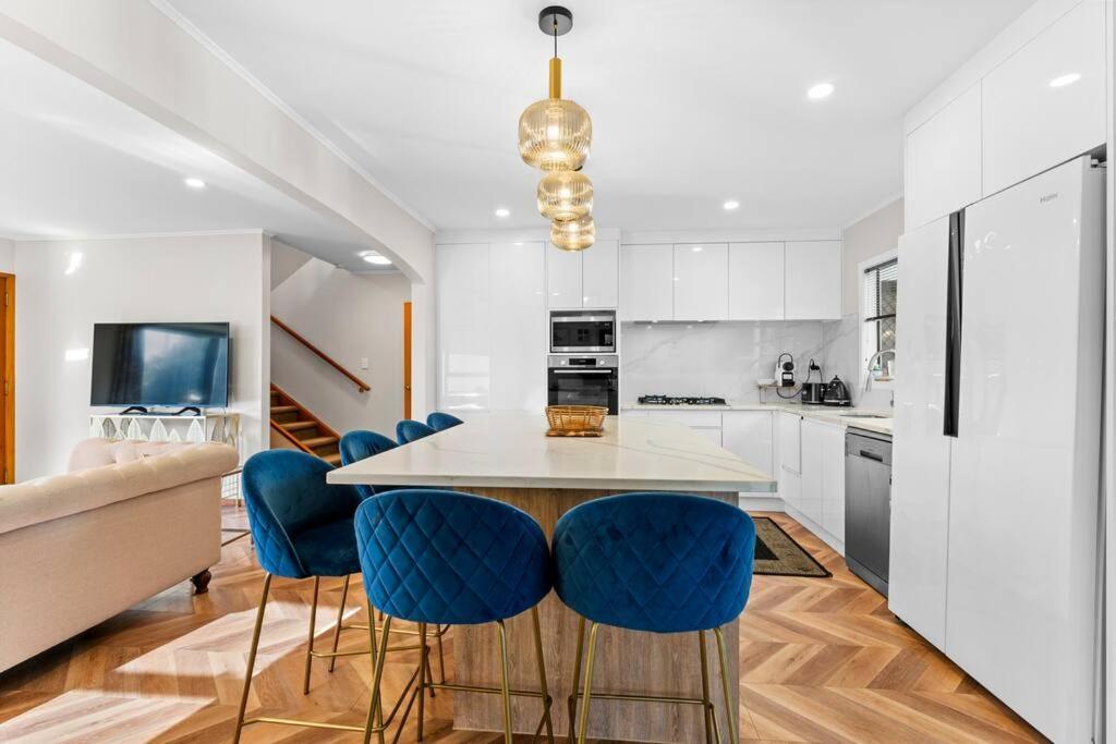 Not Usually Available - Lucky U! Auckland Exteriör bild