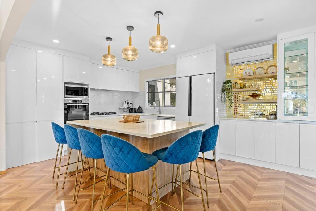 Not Usually Available - Lucky U! Auckland Exteriör bild