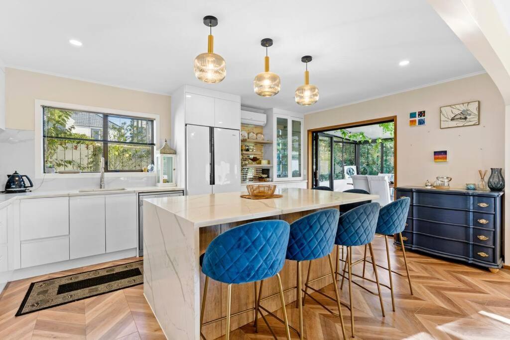 Not Usually Available - Lucky U! Auckland Exteriör bild