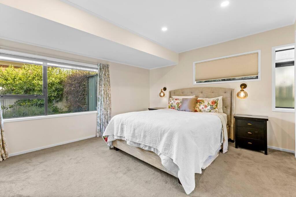 Not Usually Available - Lucky U! Auckland Exteriör bild