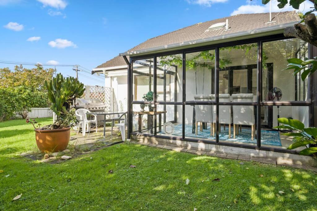 Not Usually Available - Lucky U! Auckland Exteriör bild