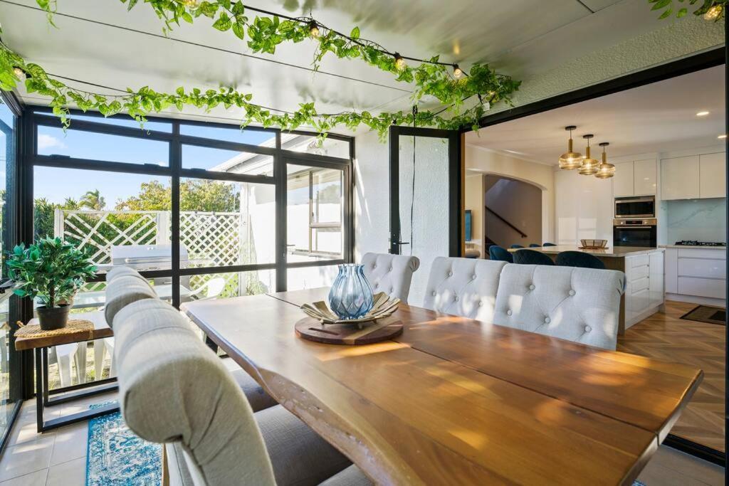 Not Usually Available - Lucky U! Auckland Exteriör bild
