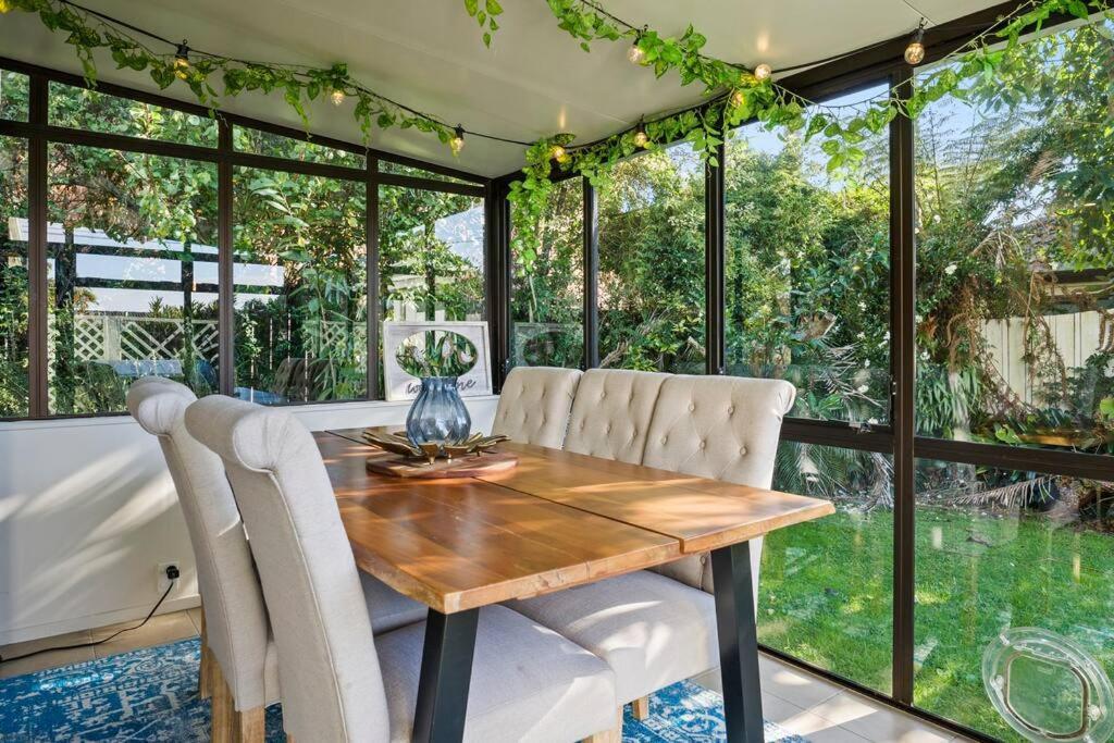 Not Usually Available - Lucky U! Auckland Exteriör bild