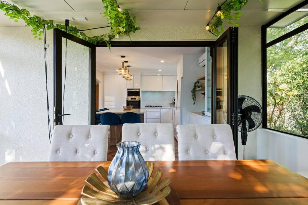 Not Usually Available - Lucky U! Auckland Exteriör bild